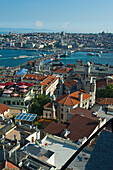 Blick auf die Galata-Brücke, das Goldene Horn und Sultanahmet vom Galata-Turm aus; Istanbul, Türkei