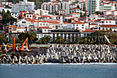 Kräne bei Bauarbeiten am Wasser, um Wassererosion zu verhindern; Funchai, Madeira, Portugal