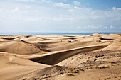 Einsame Wanderer auf den Sanddünen; Maspalona, Gran Canaria, Spanien