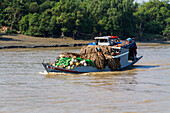 Ein schwer beladenes Boot transportiert Vorräte auf dem Yangon-Fluss; Yangon, Myanmar