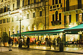 Piazza Bra in der Abenddämmerung; Verona, Italien