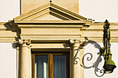 Architektonische Details an der Piazza Bra; Verona, Italien