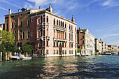 Gebäude und Boote entlang des Canal Grande; Venedig, Italien
