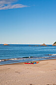 Kajaks am Strand von Hahei auf der Coromandel-Halbinsel; Hahei, Neuseeland