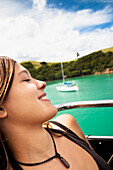 Ein Mädchen entspannt sich auf einer Bootsfahrt von Russell nach Paihia; Neuseeland