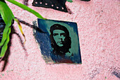 Kleines Porträt von Che Guevara an einer rosafarbenen Stuckwand in einem Geschäft in der Callejon De Hamel; Havanna, Artemisa, Kuba