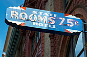 Ein Schild für State Hotel mit Zimmerpreis; Seattle, Washington, Vereinigte Staaten Von Amerika