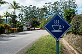 Ein Schild für heißen Kaffee am Straßenrand; Copan, Honduras