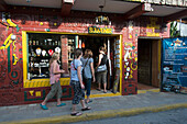 Vier Mädchen betreten einen Souvenirladen; Copan, Honduras