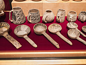 Eine Sammlung antiker Töpferwaren, die von Anasazi-Stätten im Südwesten der USA geborgen und im Anasazi Heritage Centre ausgestellt wurden; Delores, Colorado, Vereinigte Staaten von Amerika