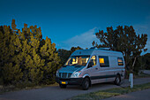Ein Wohnmobil wird auf einem Campingplatz im Lathrop State Park am späten Abend geparkt; Colorado, Vereinigte Staaten von Amerika