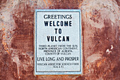 Schild auf einem Sockel, auf dem Vulkans Raumschiff Fx6-1995-A, eine Nachbildung des Raumschiffs Enterprise aus Gene Roddenberrys Star Trek, steht; Vulcan, Alberta, Kanada
