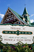 Willkommensschild zum Prince Of Wales Hotel im Waterton Lakes National Park; Alberta, Kanada