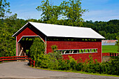 Le Pont Rouge, eine rote überdachte Brücke, ursprünglich gebaut 1887; Coaticook, Quebec, Kanada