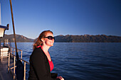 Ein Gast auf der Real Journey Bootstour zum Doubtful Sound; Neuseeland