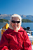 Ein Reisender genießt eine malerische Bootsfahrt auf dem Lake Manapouri zum Doubtful Sound; Neuseeland