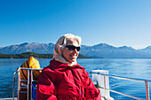 Ein Reisender genießt eine malerische Bootsfahrt auf dem Lake Manapouri zum Doubtful Sound; Neuseeland