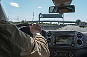 Blick hinter dem Fahrer durch die Windschutzscheibe auf die Straße; Rimini, Emilia-Romagna, Italien