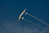 Zwei Militärflugzeuge im blauen Himmel fliegen nebeneinander; Locarno, Tessin, Schweiz