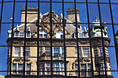Ein historisches Haus mit Blick durch ein schwarzes Metalltor; Newcastle, Tyne And Wear, England
