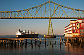 Ein Schiff fährt am Astoria Riverfront vorbei; Astoria, Oregon, Vereinigte Staaten Von Amerika