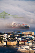 Ein Containerschiff taucht aus dem Nebel auf; Astoria, Oregon, Vereinigte Staaten Von Amerika