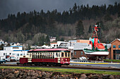 Der Trolley entlang des Flussufers; Astoria, Oregon, Vereinigte Staaten Von Amerika