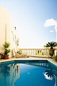 Schwimmbad mit reflektiertem Himmel und Wolken in einer Villa; Nerja, Andalusien, Spanien
