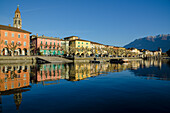 Gebäude entlang des Ufers eines Sees; Ascona, Tessin, Schweiz