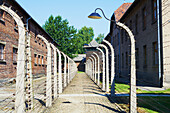 Weg zwischen Häftlingsblöcken im Konzentrationslager Auschwitz; Osweciem, Polen