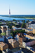 Stadtansicht von Riga von der Akademie der Wissenschaften mit Blick auf den Fluss Daugava und den Fernsehturm; Riga, Lettland