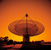Radioteleskop, Satellitenempfangsschüssel, Sonnenuntergangssilhouette