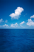 Tropische Meereslandschaft, Meer & blauer Himmel