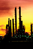 Ölraffinerie, Sonnenuntergang Silhouette