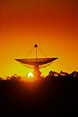 Radioteleskop, Satellitenempfangsschüssel, Sonnenuntergang Silhouette