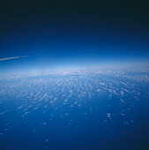 Blick auf Himmel und Wolken vom Flugzeug aus