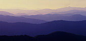 Nebelverhangene Berge bei Sonnenuntergang, Victorian Alps, Australien