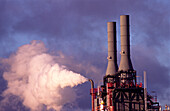 Luftverschmutzung, Fabrikschornstein mit Abgasen