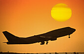 Boeing 747 bei Sonnenuntergang