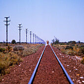 Eisenbahnlinie mit Zug in der Ferne