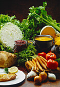 Topf mit Suppe, Brot, Bohnen und Gemüse