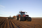 Weizenaussaat, Traktor zieht Sämaschine, Australien