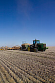 Weizenaussaat, Traktor ziehende Drillmaschine, Australien