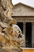 Nahaufnahme des Wasserbrunnens, im Hintergrund das Pantheon, Rom, Italien