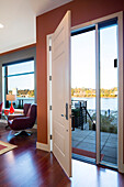 Offene Haustür eines Hauses im modernen Stil mit Blick auf den Fluss, Portland, Oregon, USA