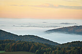 Landschaftlicher Überblick über die Hügel an einem frühen Herbstmorgen mit Nebel, Nationalpark Bayerischer Wald, Bayern, Deutschland