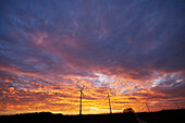 Windkraftanlagen bei Sonnenuntergang im Herbst, Oberpfalz, Bayern, Deutschland