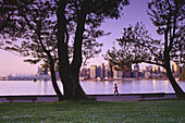 Frau joggt am Wasser entlang, Vancouver, British Columbia, Kanada