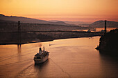 Kreuzfahrtschiff und Lion's Gate Bridge bei Sonnenuntergang, Vancouver British Columbia, Kanada