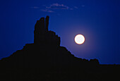 Vollmond über dem Monument Valley Arizona, USA